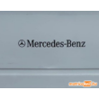 Mercedes Benz felirat matrica fekete színben, teherautó hátulján